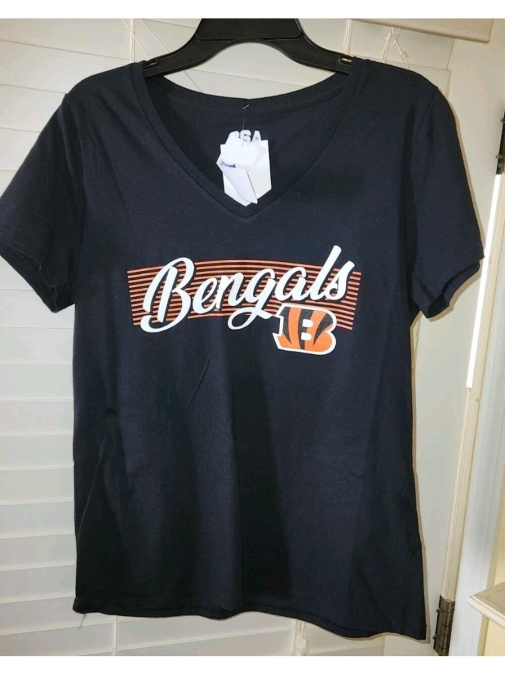 CINCINNATI BENGALS Womens MEDIUM T Shirt Black V Neck NFL Team Apparel NWT